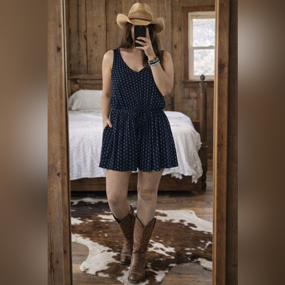 Simply Styled Romper Shorts V-Neck Navy‎ Print Casual Sz M GUC